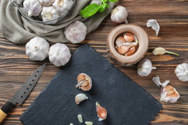 Ahşap arka planda taze sarımsaklı kompozisyon