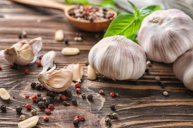 Ahşap arka plan üzerinde baharatlar ile taze sarımsak