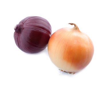 Beyaz arkaplanda taze soğanlar