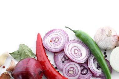 Kırmızı soğan, sarımsak ve beyaz arka plan üzerinde taze baharatlar ile kompozisyon