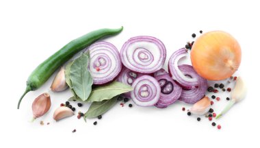 Kırmızı soğan, sarımsak ve beyaz arka plan üzerinde taze baharatlar ile kompozisyon