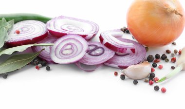 Kırmızı soğan ve beyaz arka plan üzerinde taze baharat kompozisyonu