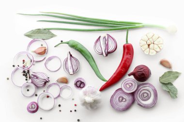 Kırmızı soğan ve beyaz zemin üzerine baharat kompozisyonu