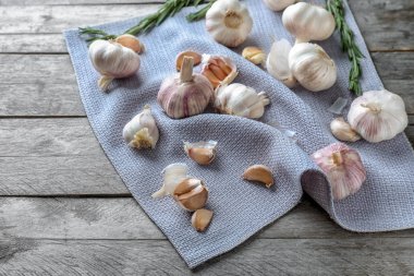 Tahta arka planda taze sarımsak.