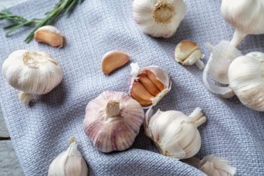 Peçete üstünde taze sarımsak