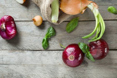 Ahşap zemin üzerinde taze soğanlar