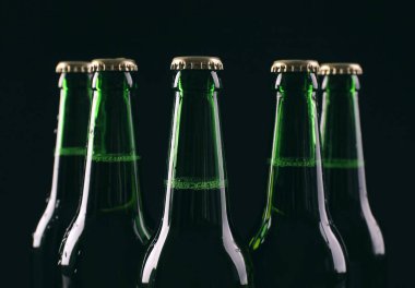 Koyu arka plan üzerinde soğuk bira cam şişe