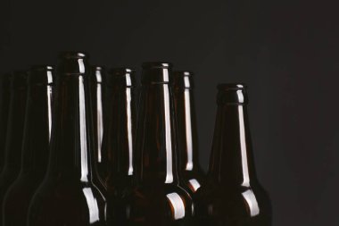 Koyu arka plan, closeup soğuk bira cam şişe