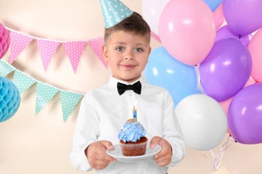 Evde Doğum günü kutluyor cupcake sevimli çocukla