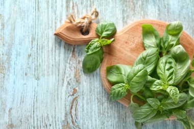 Tahta ahşap arka plan üzerinde taze fesleğen ile