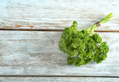 Tahta arka planda taze maydanoz