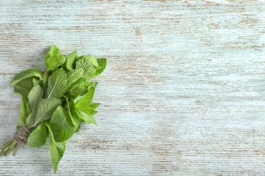 ahşap zemin üzerinde taze nane