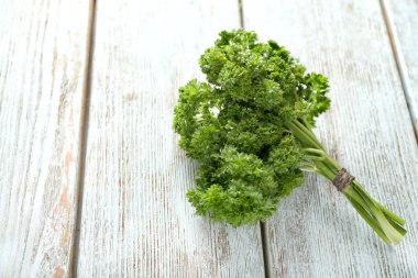 Tahta arka planda taze maydanoz