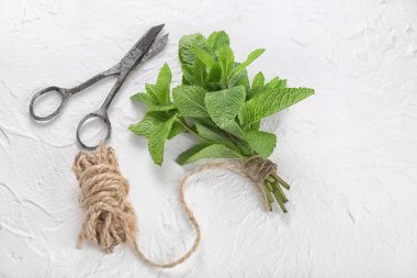 Taze nane, makas ve ışık arka plan iş parçacığında