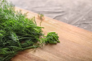 Tahta masada, closeup taze dereotu ile