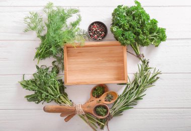 Sandık, farklı taze otlar ve baharatlar ahşap arka plan üzerinde kompozisyonu