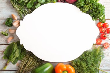 Yönetim Kurulu, farklı taze otlar ve ahşap arka plan üzerinde sebze ile kompozisyon