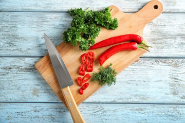 Kurulu farklı taze otlar ve ahşap zemin üzerine biber biber ile