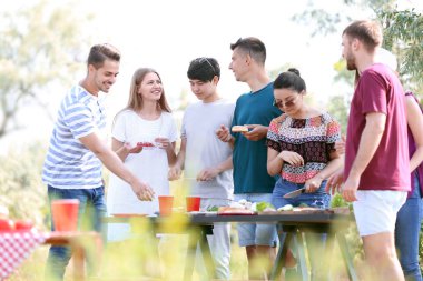 Gençler Park'ta parti Barbekü partisi