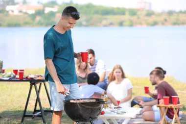 Güneşli bir günde dışarıda parti genç insanları Barbekü partisi
