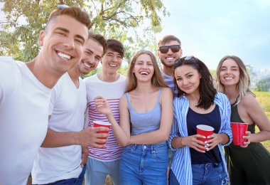 Gençlerin grup selfie açık havada alarak çekici