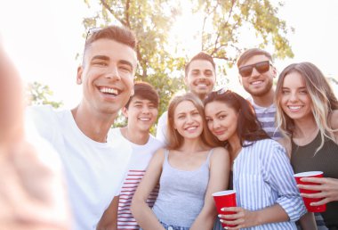 Gençlerin grup selfie açık havada alarak çekici