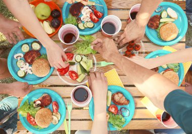 Açık havada Genç insanlar sahip Barbekü partisi