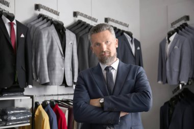 Erkek giyim, şık elbiseli Olgun yakışıklı depolamak