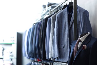 Butik erkek giyimi ile rafları