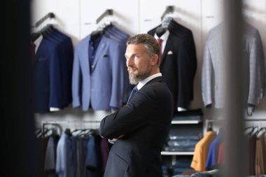 Erkek giyim, şık elbiseli Olgun yakışıklı depolamak