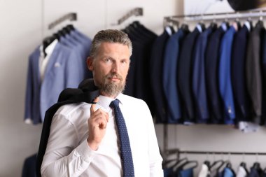 Erkek giyim, şık elbiseli Olgun yakışıklı depolamak