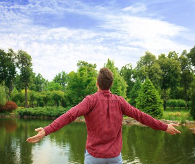 Genç adam açık havada taze hava zevk