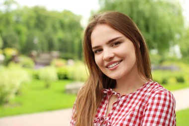 Açık havada güzel bir genç kadının portresi.