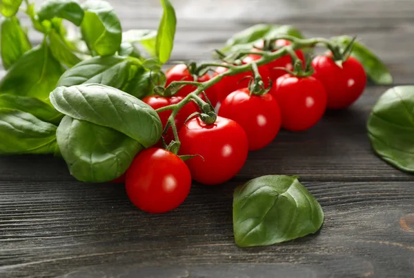 Albahaca Fresca Tomates Sobre Fondo Madera — Foto de Stock