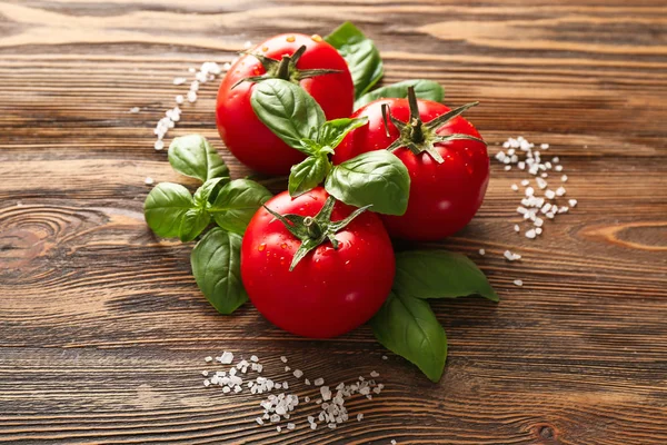 Świeża Bazylia Pomidory Sól Podłoże Drewniane — Zdjęcie stockowe