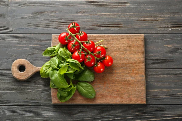 Taze fesleğen ve domates ahşap zemin üzerine kurulu