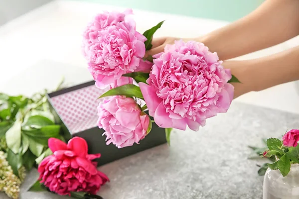 Florist Making Beautiful Bouquet Table — Stock Photo, Image