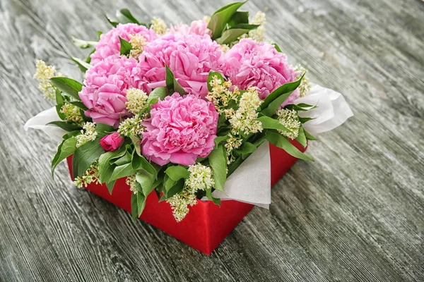 Dárková Krabice Krásnými Květinami Stole — Stock fotografie