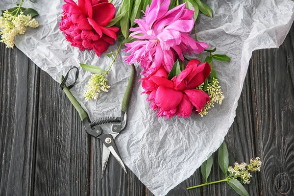 Hermosas Flores Tijeras Sobre Fondo Madera — Foto de Stock