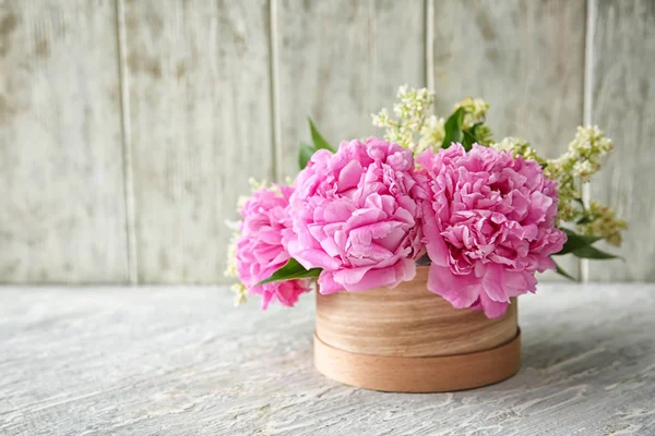 Gift Box Beautiful Flowers Table — Stock Photo, Image