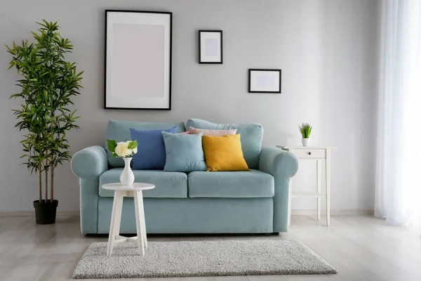 快適なソファ付きのリビングルームのスタイリッシュなインテリア — ストック写真