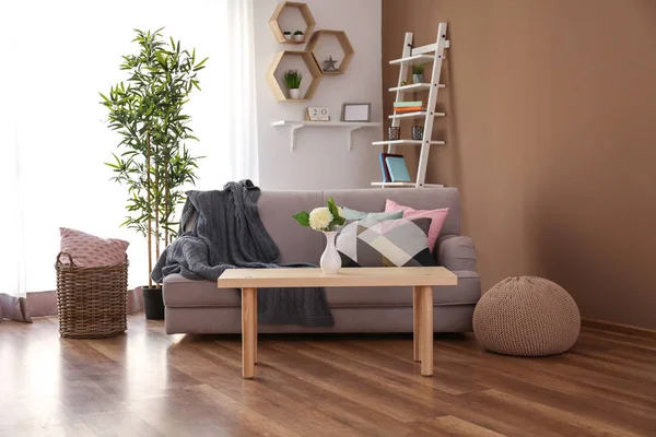Interior Bergaya Ruang Tamu Dengan Sofa Yang Nyaman — Stok Foto