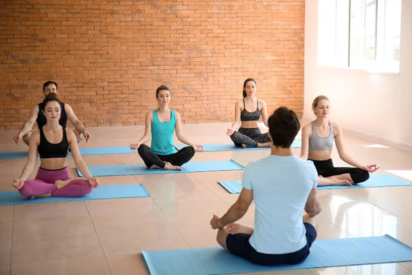 Group People Practicing Yoga Gym — Stock Photo, Image