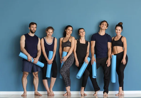 Groupe Personnes Avec Tapis Yoga Près Mur Couleur — Photo