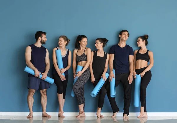 Groupe Personnes Avec Tapis Yoga Près Mur Couleur — Photo