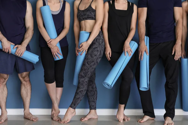 Groupe Personnes Avec Tapis Yoga Près Mur Couleur — Photo