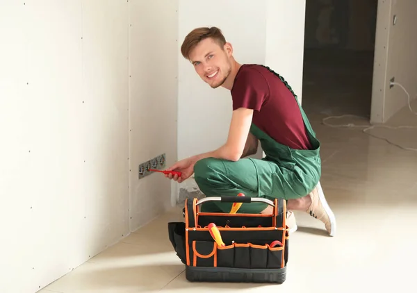 Eletricista Masculino Reparando Soquete Plano — Fotografia de Stock