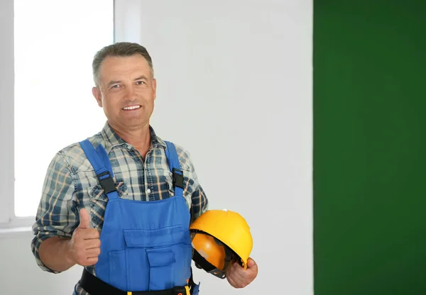 Mature Male Electrician Showing Thumb Gesture Empty Flat — Stock Photo, Image