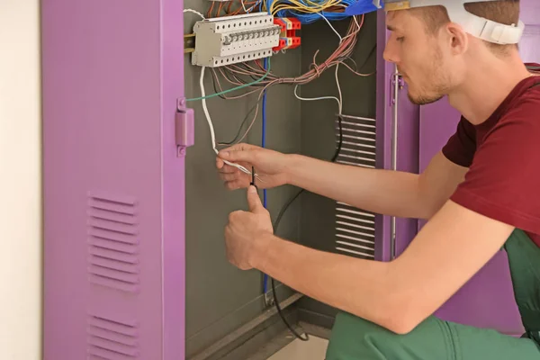 Electrician Repairing Distribution Board — Stock Photo, Image