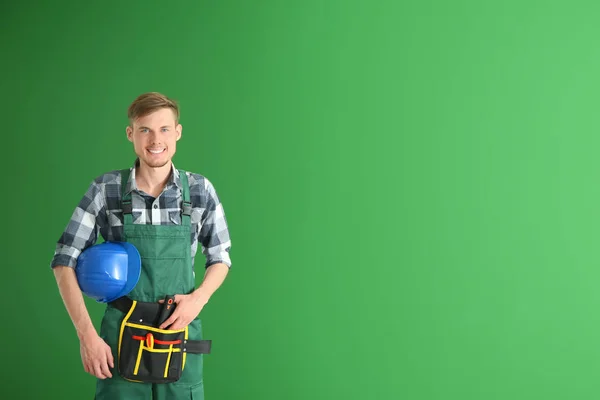 Männlicher Elektriker Auf Farbigem Hintergrund — Stockfoto